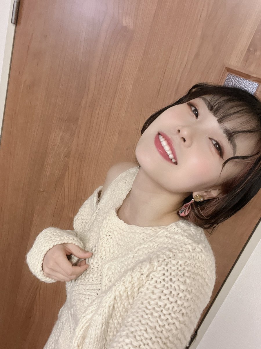 aco_model's tweet image. おはあこ☀️
本日は，撮影会in日比谷エリアでございます👏👏👏👏
ご予約ありがとうございます♪💓
春っぽい衣装にしたく、母から譲り受けた　#Sybilla の白ニットワンピを纏いました🤍🤍　今日も楽しく撮影しましょう✨✨
#マシュマロ撮影会　#ご予約ありがとうございます　#母の古着で🤱