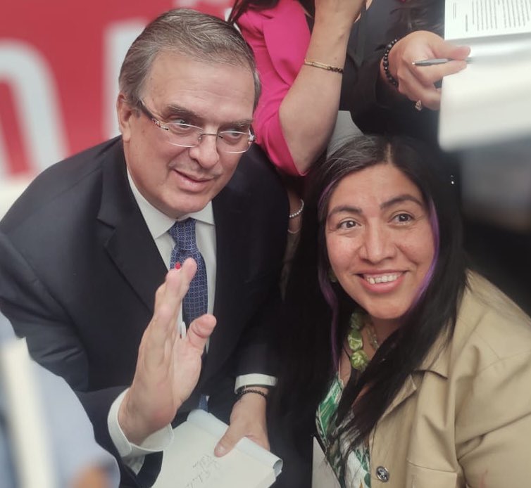 fabiolapoblano's tweet photo. Gracias mil querido @m_ebrard por este gran regalo en mi cumpleaños, tu existencia misma y tu libro que da cuenta de la historia de tu origen, tu caminar, tus sueños y el gran amor a nuestros #PueblosOriginarios https://t.co/lD9uW2R3cW