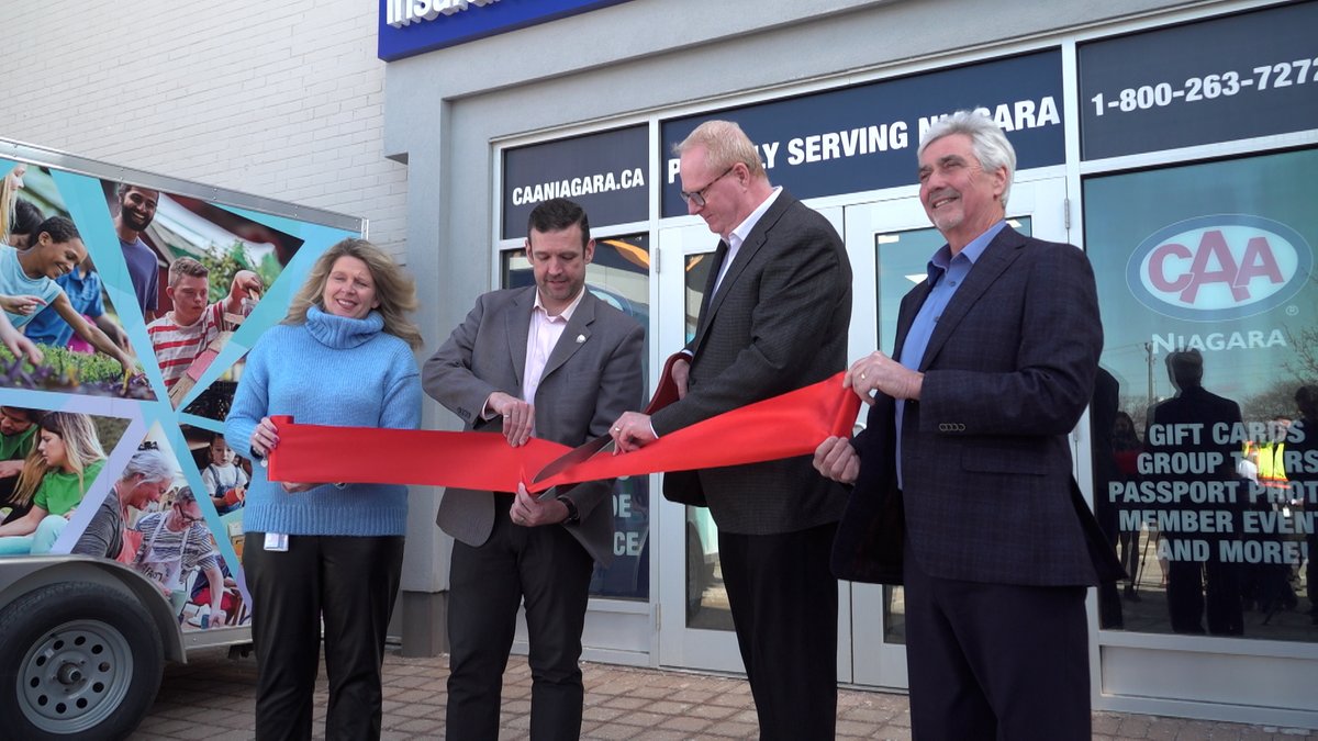yourtvniagara's tweet photo. @CAANiagara has opened a new store @thepencentre.  
The grand opening also included a major gift to Feed Niagara.
https://t.co/jgkHcsZ5DS https://t.co/avIuZZw16X