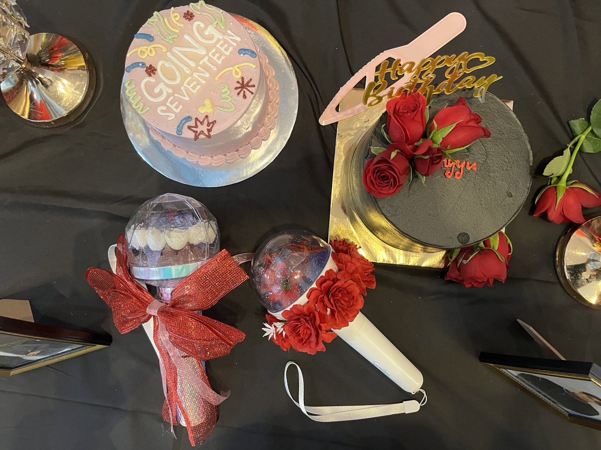 fatyz_17's tweet photo. Ahhh mami so proud of you two...so many carat chiguu use u as prop... Hehehe actually mami proud of myself too... last minute deco... Than tadaaa 🎉🎉

#caratbong
#lightaflamewithgyu ❤️🖤

Cr to carat chiguu for this photo @syahierii ❤️ https://t.co/MvJHkLEYf5