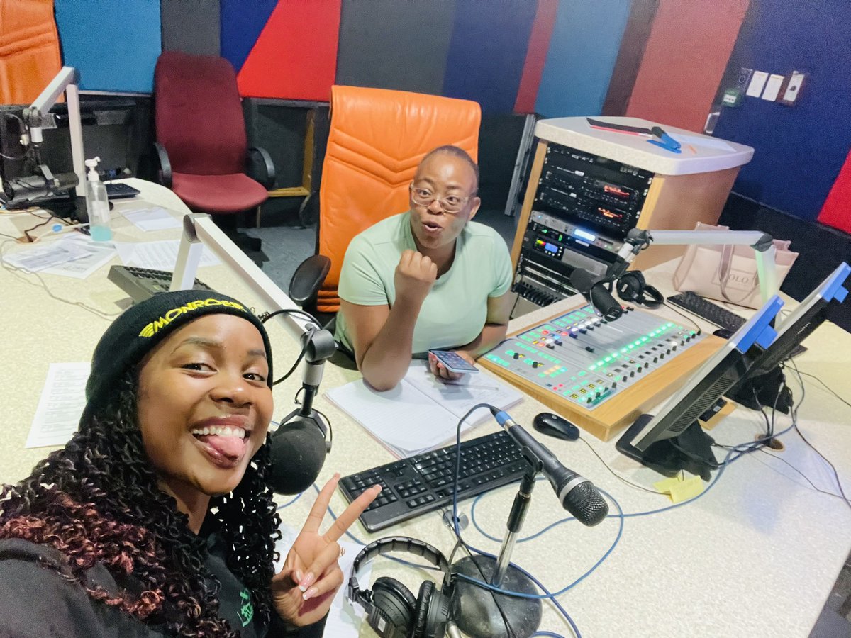 MadamSpeaker16's tweet photo. #GoSelegoSagaletse go @ThobelaFMYaka le nna le @MKveem3 from now til 5am 💃🏾🕺🏾!!!! Re bula seyalemoya ka Human Rights Day 👩🏾‍⚖️😀 ! #Moshate https://t.co/063OqirDSb