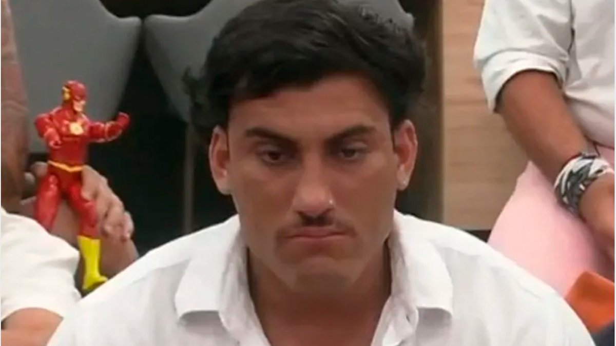 Holder tiró el chiste de “dejé de comer pollo” y ninguno lo entendió