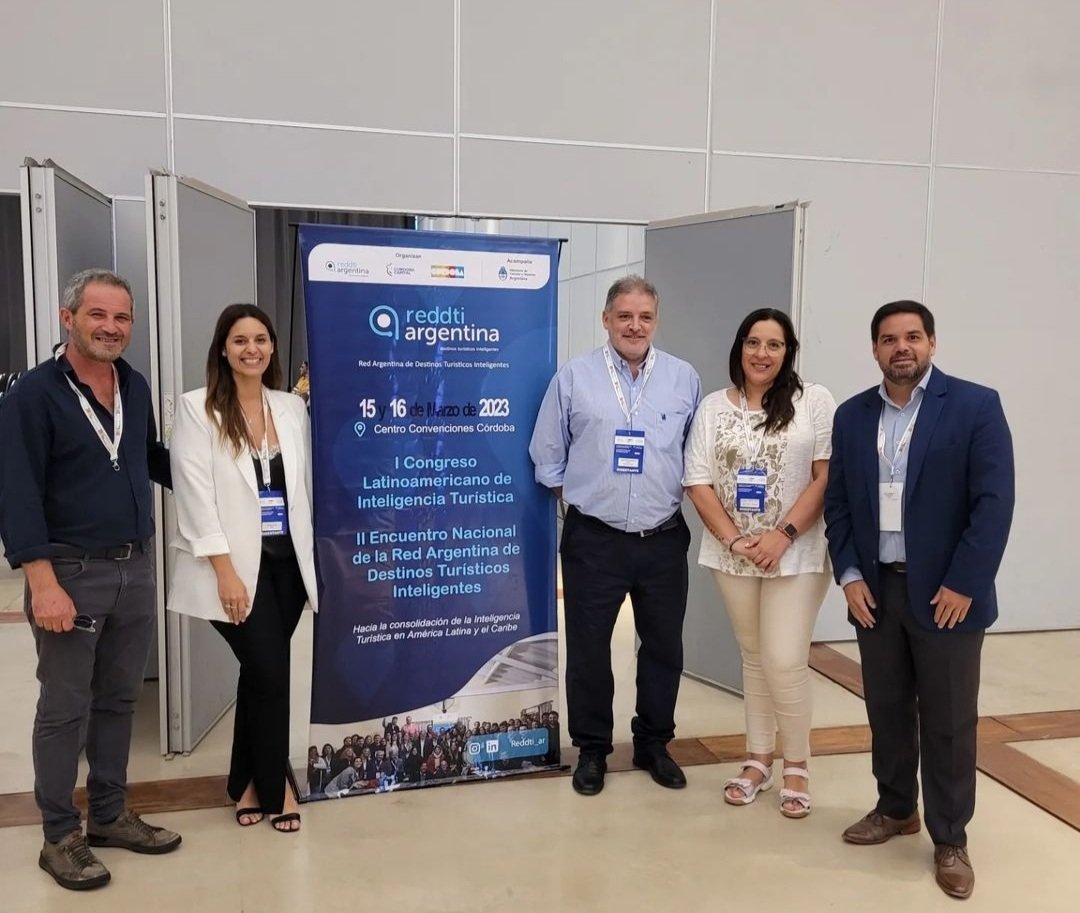 La ciudad participó del primer congreso Latinoamericano de Inteligencia Turística.
Funcionarios de la Municipalidad expusieron en el stand de sostenibilidad para dar a conocer la importancia de una gestión inteligente para la mejora de la experiencia turística.
