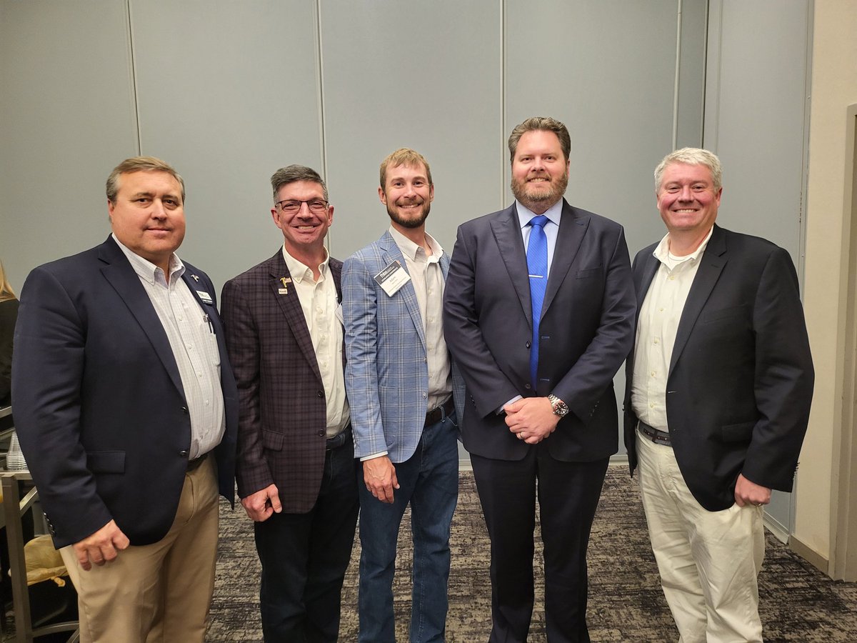 CDBIA's tweet photo. @senjonmartin  stopped by this evening to visit with members of @FHBAOfficial

Thank you for supporting the building industry and for sponsoring bills like #SB250 that help people after a natural disaster!

#BuildingFirmFoundations https://t.co/MCCK2GkaQN