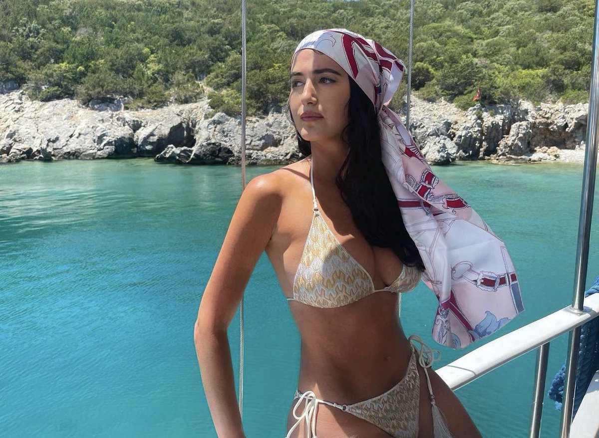 bachelorbtch's tweet photo. I can’t wait to watch Ariel eat men alive on the beach this summer🔥🔥🔥 #TheBachelor https://t.co/GUNwkmKSyq