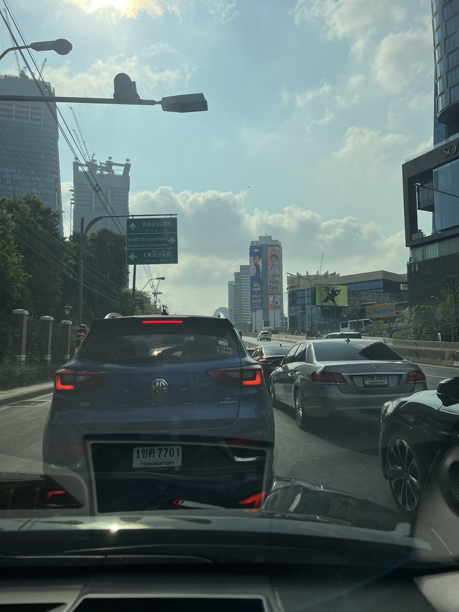 orasumpol's tweet photo. @fm91trafficpro 9.05 สัญญานไฟแยกพระราม 4 เข้าสาทรใต้ ไม่สัมพันธ์กับปริมาณรถ ท้ายแถวยาวถึงหน้าประตูสวนลุม ขณะที่อีก 3 ด้านคล่องตัว ฝากประสานให้ด้วยครับ https://t.co/OwMpZ98lvL