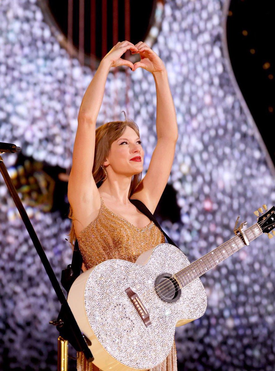 Hey besties 🫶🏻 I’m Ariel! My pronouns are she/her, I’m 22, and I’m a Canadian Swiftie! I’m looking for more Swiftie moots, so please interact with this if you want to be moots💞 IFB all Swiftie Accounts 🫶🏻