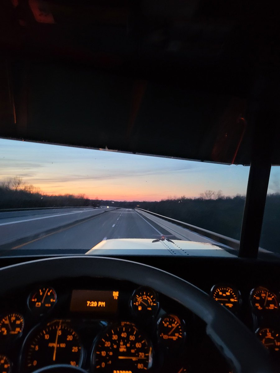 BigBoyXpress's tweet photo. Good evening twitterville #KY hope everyone had a great day #cmonback https://t.co/uNzGqiOKFi