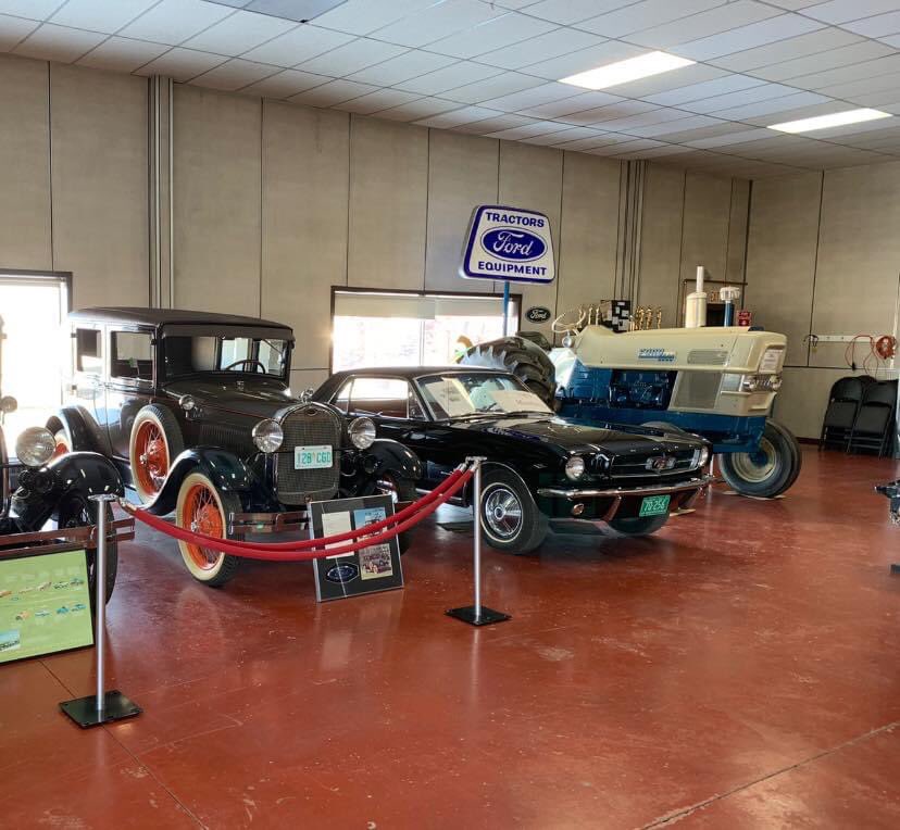 StuckWithTwin's tweet image. Saturday was a unique event (afternoon gig) but so much fun for us to do.  Plus, antique cars and free cupcakes!  Sweet!  #corporatemagic #comedymagic #twinsmagiclol #doublevisionmagic