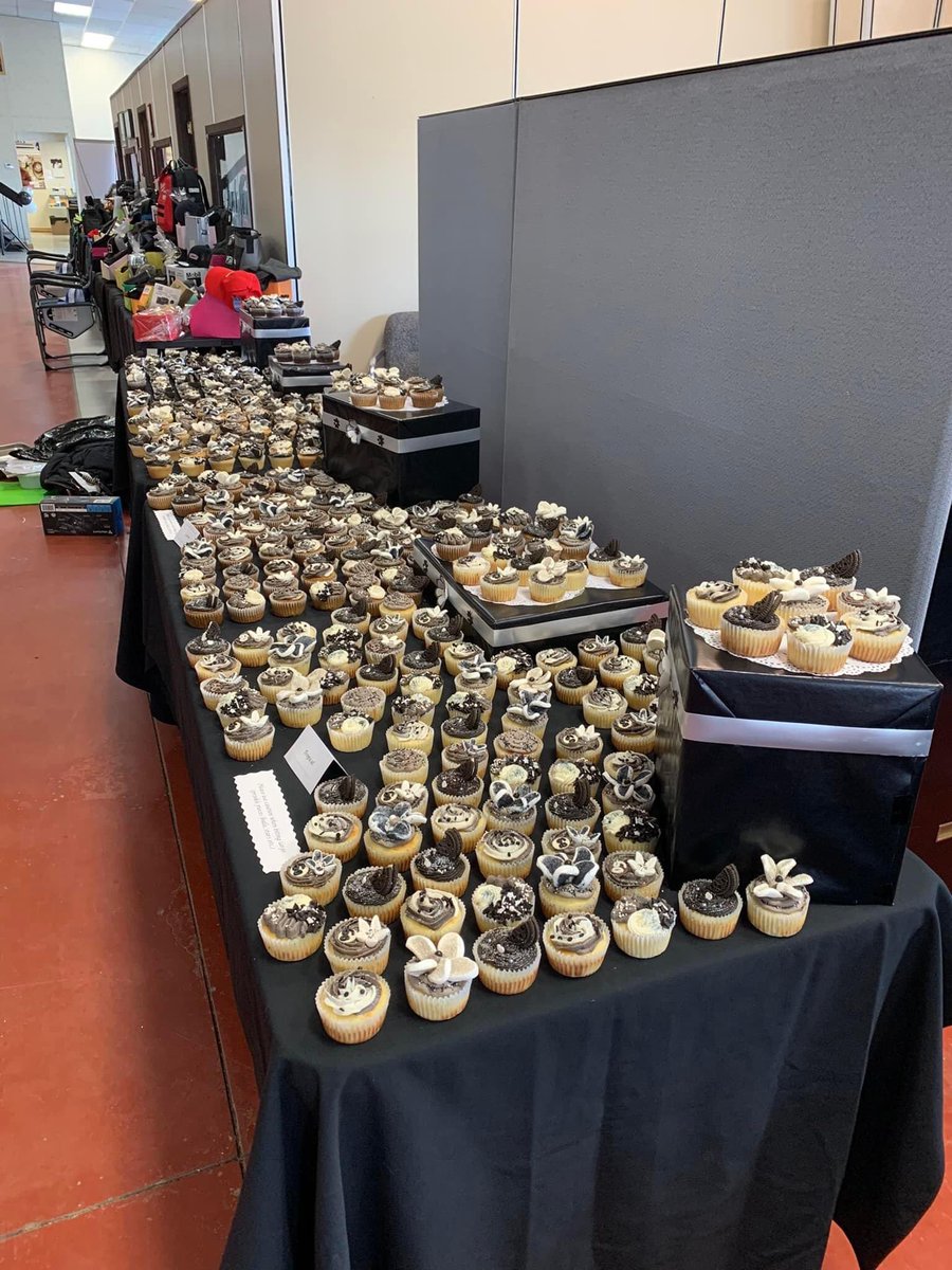 StuckWithTwin's tweet image. Saturday was a unique event (afternoon gig) but so much fun for us to do.  Plus, antique cars and free cupcakes!  Sweet!  #corporatemagic #comedymagic #twinsmagiclol #doublevisionmagic