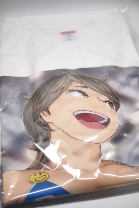 ご注文のグッズの組み合わせの都合により当家に一旦来た真琴ちゃんシャツ。この発色よ。アマゾンみかん&amp;真琴ちゃん布バッジ&amp;画集5セットで本日発送でござるッ。
(なお夏シャツはできればシャツのみご注文ですとカラフルブレインさんから直送できますので‼️) 