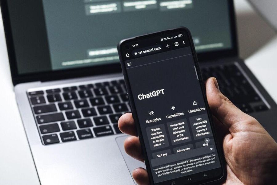 anapaugalde's tweet photo. 8 aplicaciones de inteligencia artificial que te pueden ayudar con el diseño de tus estrategias de #marketing y comunicación efectiva. 🤖🧑💻🤳 #ChatGPT #Frase #DeepL #Jasper #BrandMark #RunwayML #NetbaseQuid #Albert #AI #IA #MarketingDigital 🧵 https://t.co/qFoTNmPqB5