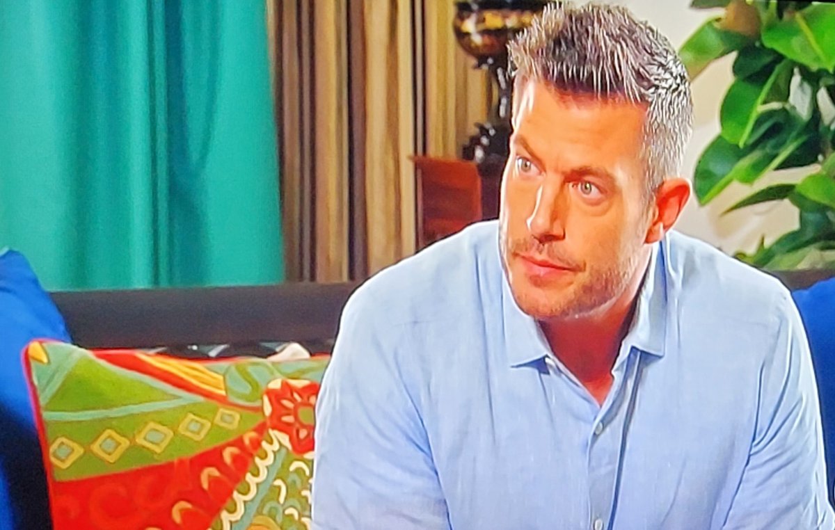 JecMarie's tweet photo. Being Jesse is endorsing bad ideas for the ratings, while thinking to himself “I think tf not” #bachelor https://t.co/yl8yViZKdW