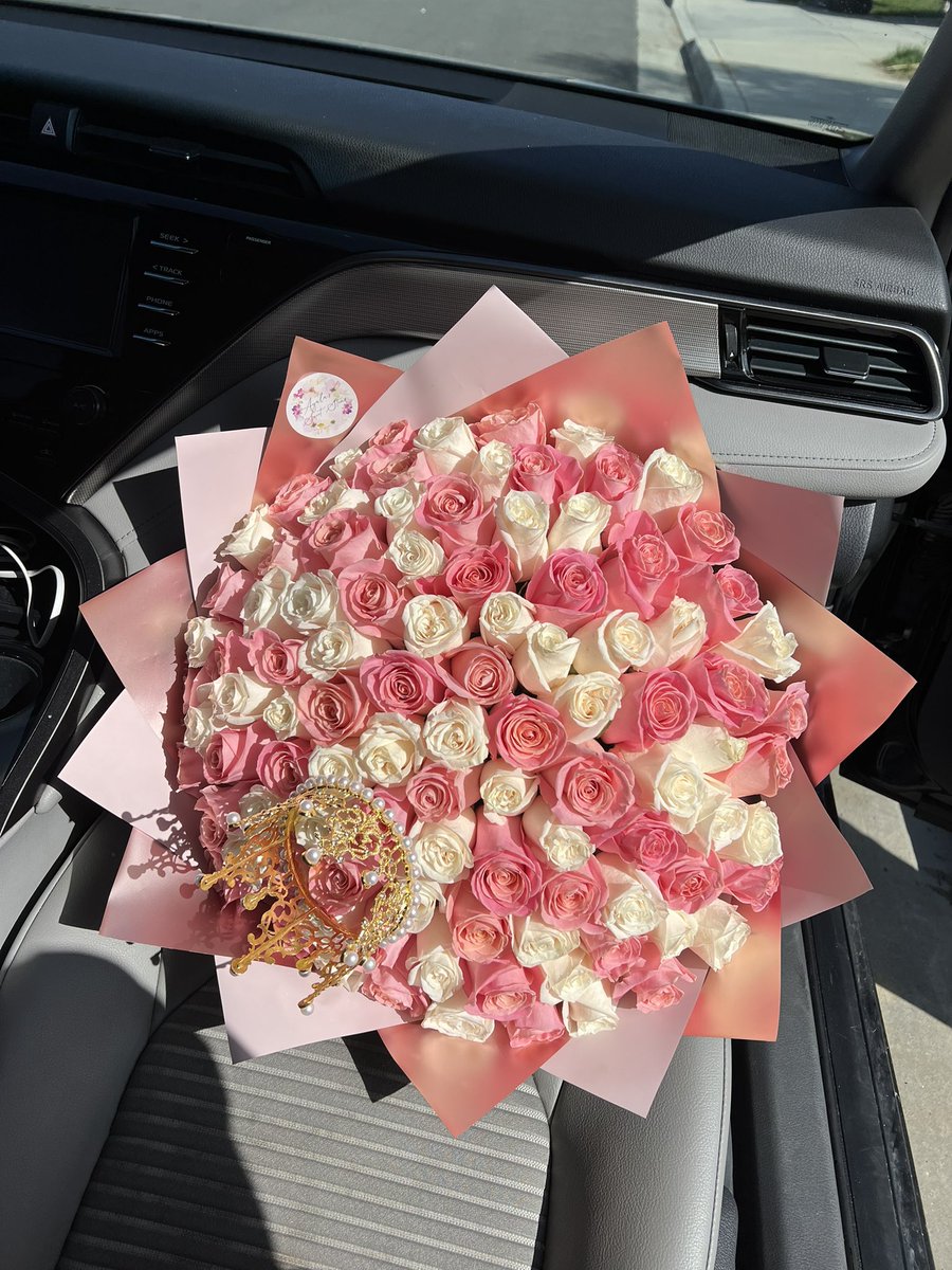 ayalassweetstem's tweet photo. don’t be shy buy her roses 🙊💗 ig: @ayalassweetstems https://t.co/c7cw8R1hSq