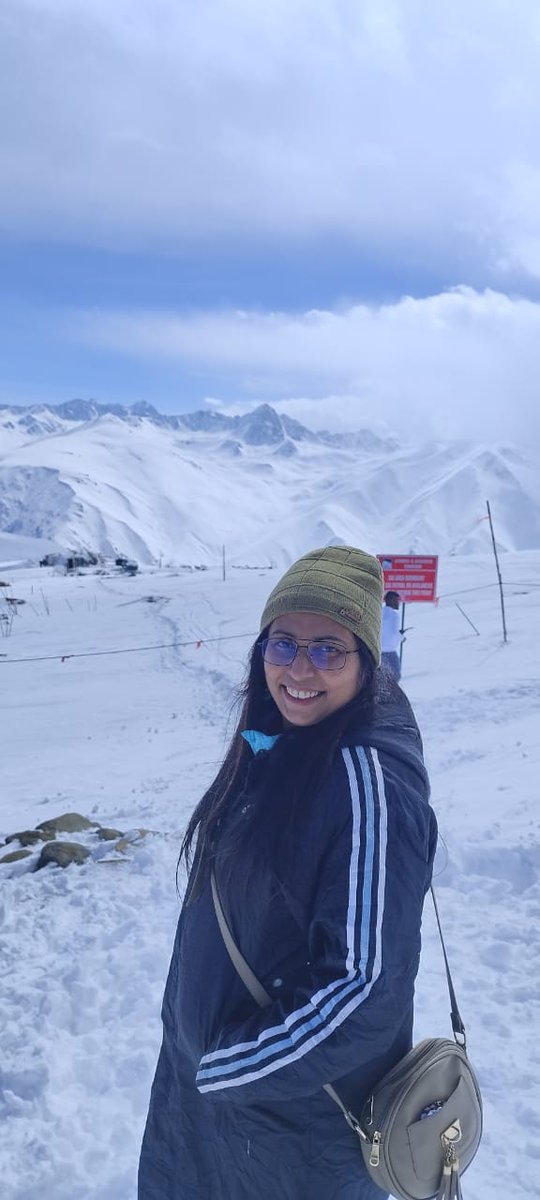 anniamrita's tweet photo. चश्मा तो कक्षा आठवीं में ही लग गया था,कुछ समय के लिए...पुन:कक्षा बारहवीं से नियमित रुप से पहनना पड़ा.उस हिसाब से अब तक पावर बेतहाशा बढ जाता मगर योग वगैरह से नियंत्रित रखा है..चश्मीश लोगों के लिए चश्मा भी एक गहना ही है.😄
#ChasmaTwitter https://t.co/rEO2kjJuf2