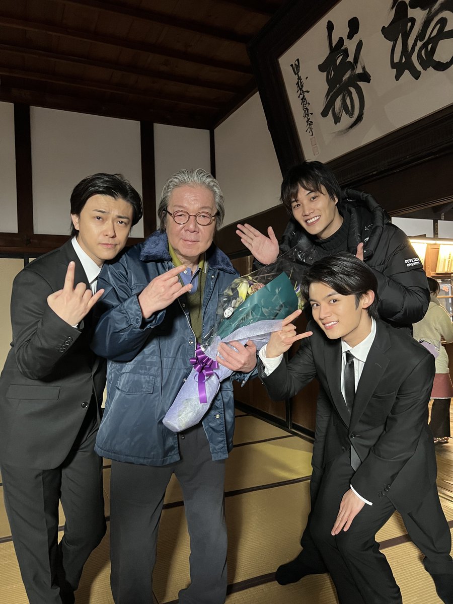 ／
#忍者に結婚は難しい
クランクアップ！🎉
＼

蛍と雀、楓の父・月乃竜兵役の
#古田新太 さん🪅

最終回でも
大切な家族を守る竜兵に注目です👀

親子ツーショットと、
伊賀忍者との集合写真も🌟

最終回は #TVer で見逃し配信中📲
tver.jp/lp/episodes/ep…

#菜々緒 #鈴木伸之 #勝地涼 #藤原大祐