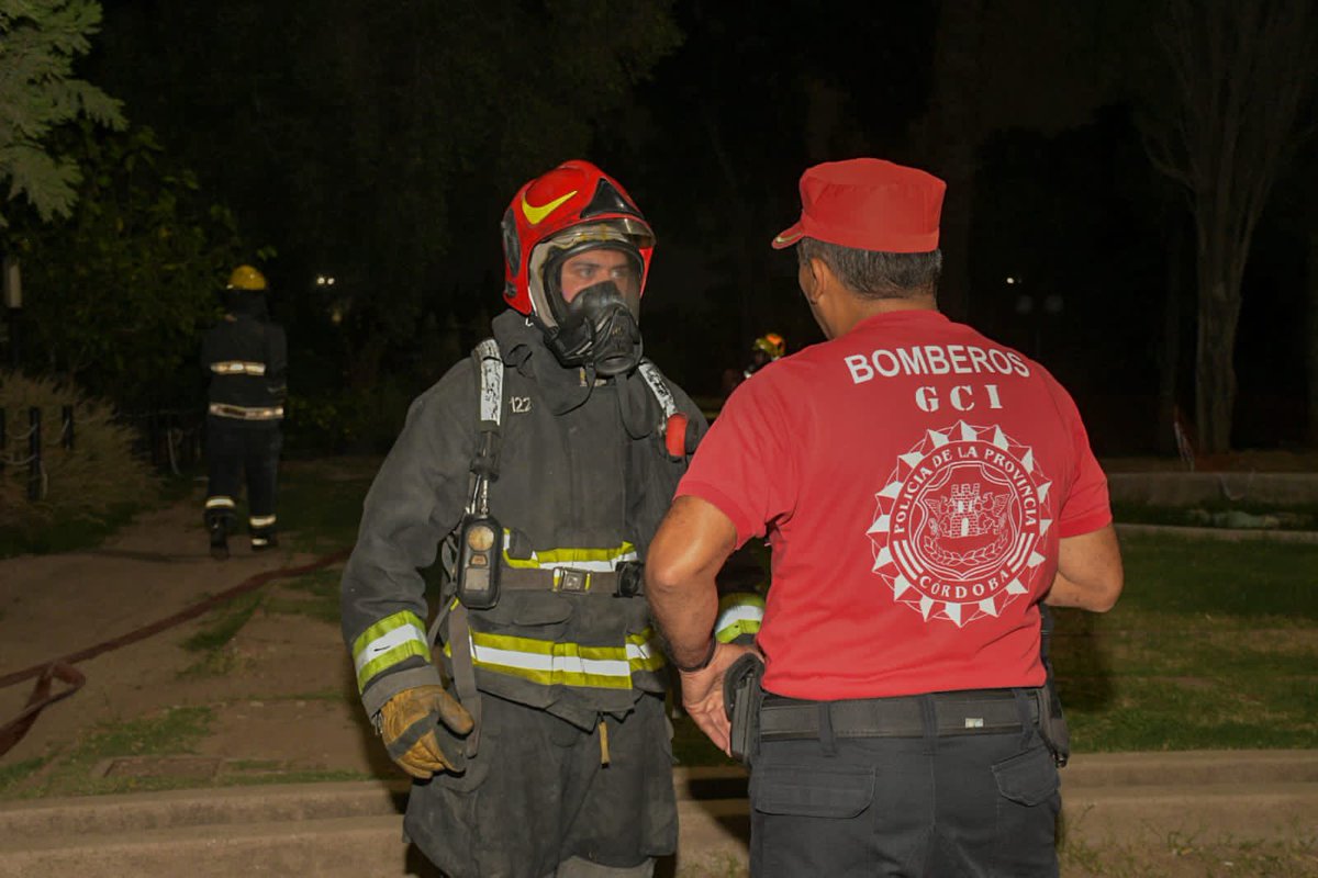 PoliciaCbaOf's tweet image. En el #ParqueSarmiento, personal del ETER y Bomberos, efectuaron tareas de las especialidades, tras un llamado recibido al #SistemaDeEmergencia911, donde daba cuenta de una mujer mayor de edad encerrada en el baño de un local comercial, amenazando con atentar en contra de su vida