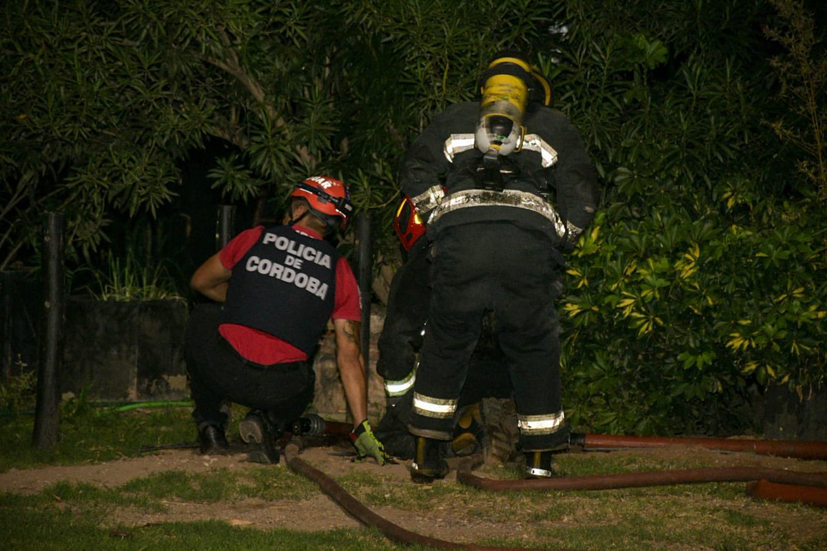 PoliciaCbaOf's tweet image. En el #ParqueSarmiento, personal del ETER y Bomberos, efectuaron tareas de las especialidades, tras un llamado recibido al #SistemaDeEmergencia911, donde daba cuenta de una mujer mayor de edad encerrada en el baño de un local comercial, amenazando con atentar en contra de su vida