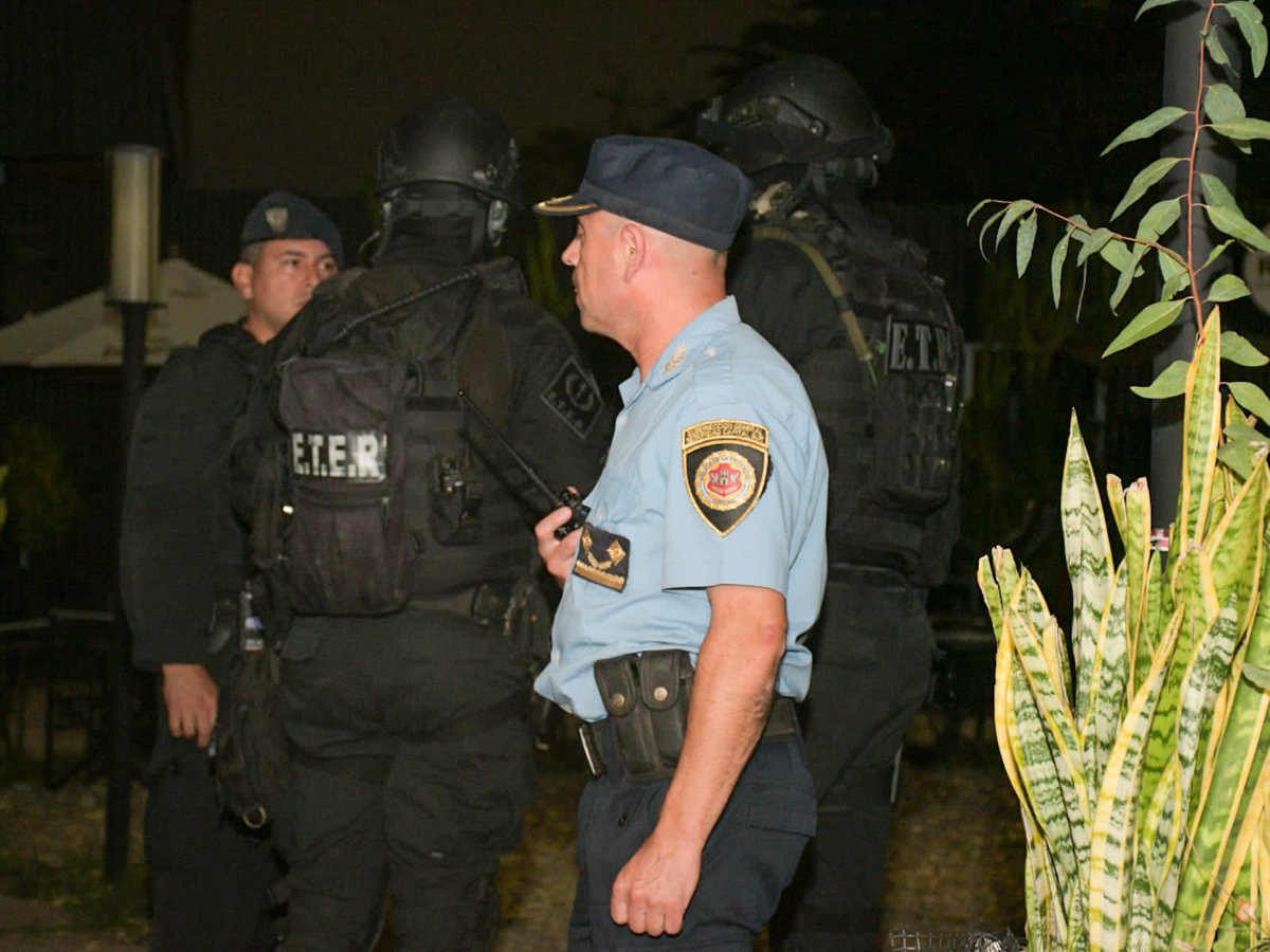 PoliciaCbaOf's tweet image. En el #ParqueSarmiento, personal del ETER y Bomberos, efectuaron tareas de las especialidades, tras un llamado recibido al #SistemaDeEmergencia911, donde daba cuenta de una mujer mayor de edad encerrada en el baño de un local comercial, amenazando con atentar en contra de su vida