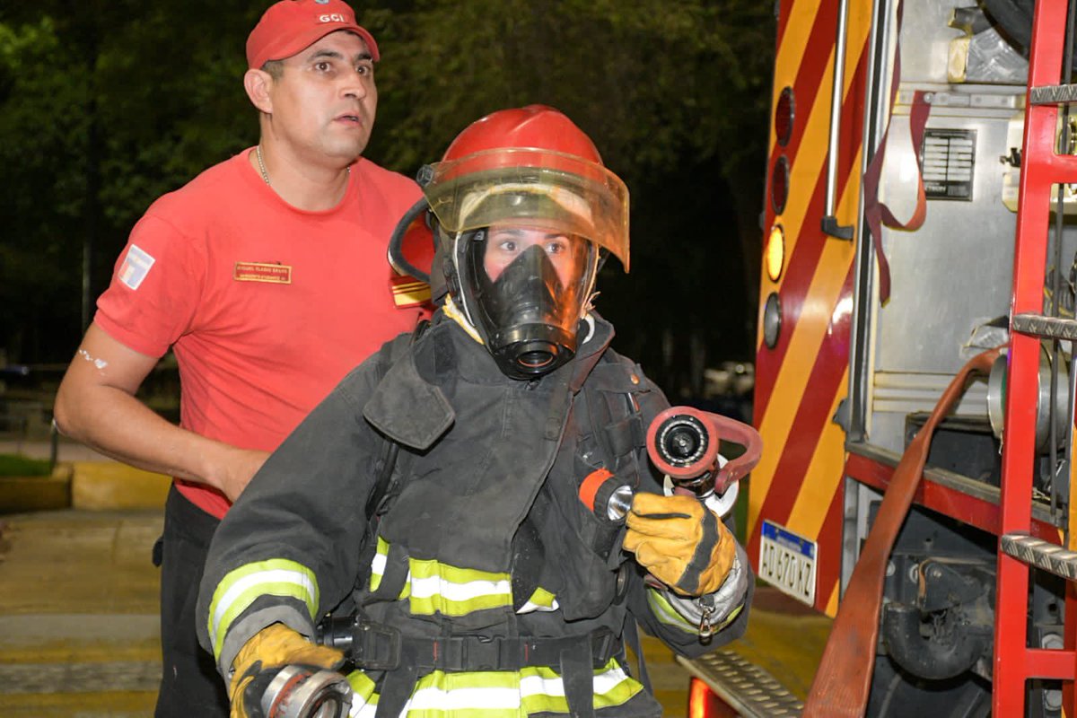 PoliciaCbaOf's tweet image. En el #ParqueSarmiento, personal del ETER y Bomberos, efectuaron tareas de las especialidades, tras un llamado recibido al #SistemaDeEmergencia911, donde daba cuenta de una mujer mayor de edad encerrada en el baño de un local comercial, amenazando con atentar en contra de su vida