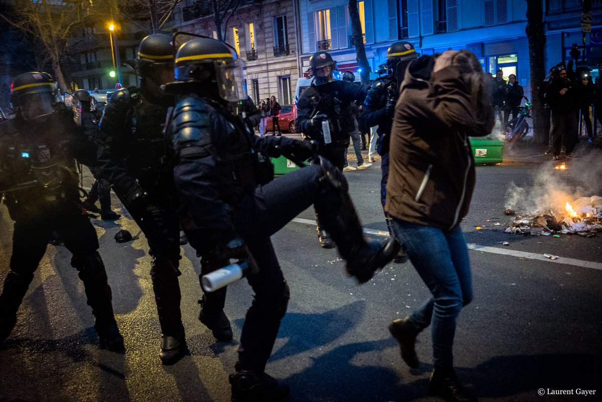 Disperser et punir.

20 mars, place Vauban, vers 19h30.
#ReformeDesRetraites 
#MotionDeCensureTransPartisane