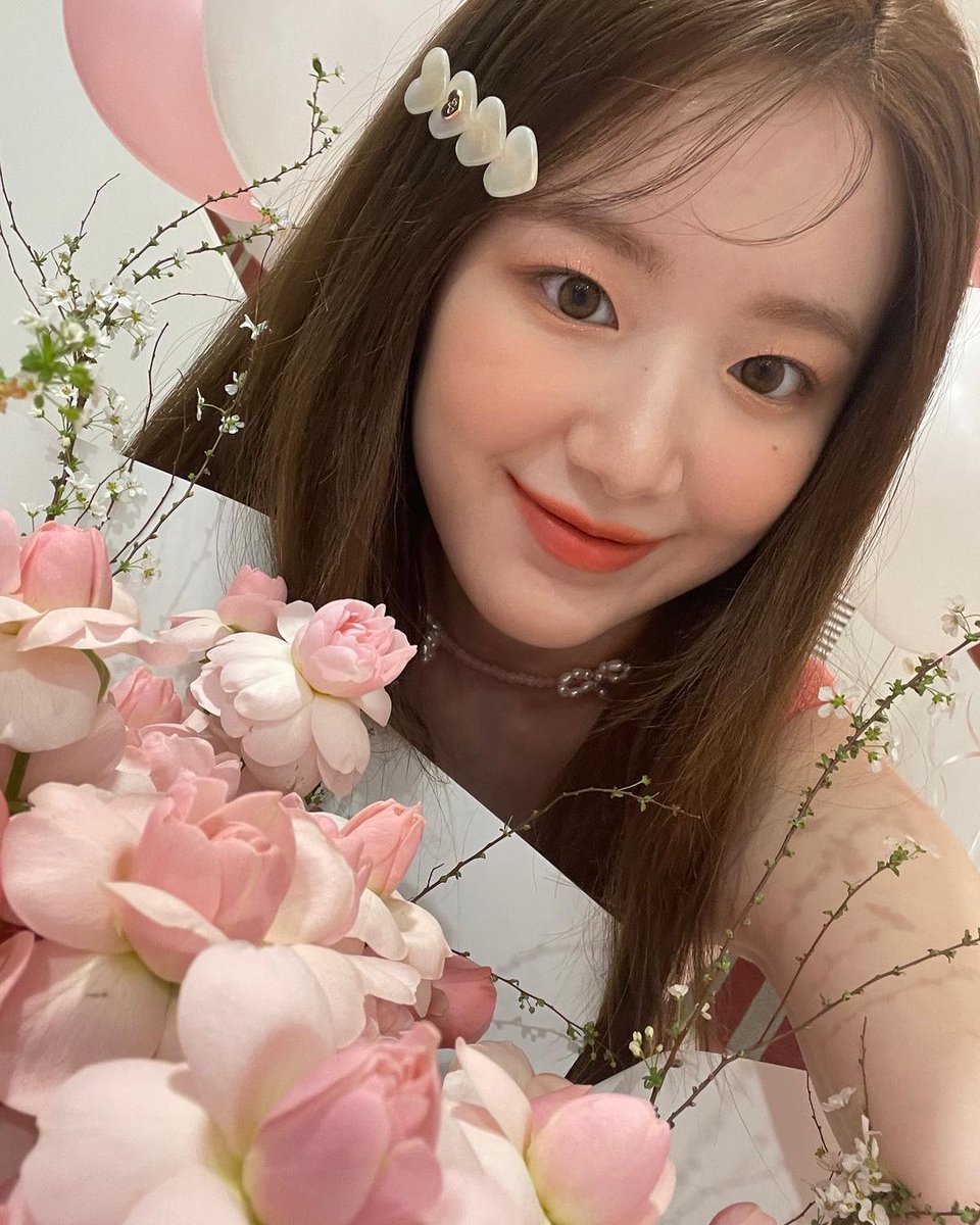 zhwanyi's tweet photo. [#슈화] 너무 좋고 예쁜 컬러그램 🤎 촬영 할때도 너무 잘 챙겨주고 칭찬을 많이 해줘서 ~>< 좋은 기억 남았어요 ^^ 
여러분도 컬러그램 많이 사랑해주세요
💋슈화의 pick💋도 많은 관심을

#G_I_DLE #여자아이들 #슈화 #SHUHUA #舒華 #COLORGRAM https://t.co/Yh4HlGZzb8