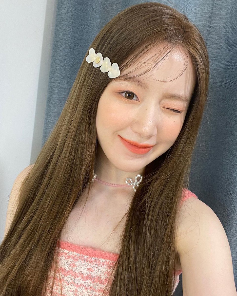 zhwanyi's tweet photo. [#슈화] 너무 좋고 예쁜 컬러그램 🤎 촬영 할때도 너무 잘 챙겨주고 칭찬을 많이 해줘서 ~>< 좋은 기억 남았어요 ^^ 
여러분도 컬러그램 많이 사랑해주세요
💋슈화의 pick💋도 많은 관심을

#G_I_DLE #여자아이들 #슈화 #SHUHUA #舒華 #COLORGRAM https://t.co/Yh4HlGZzb8