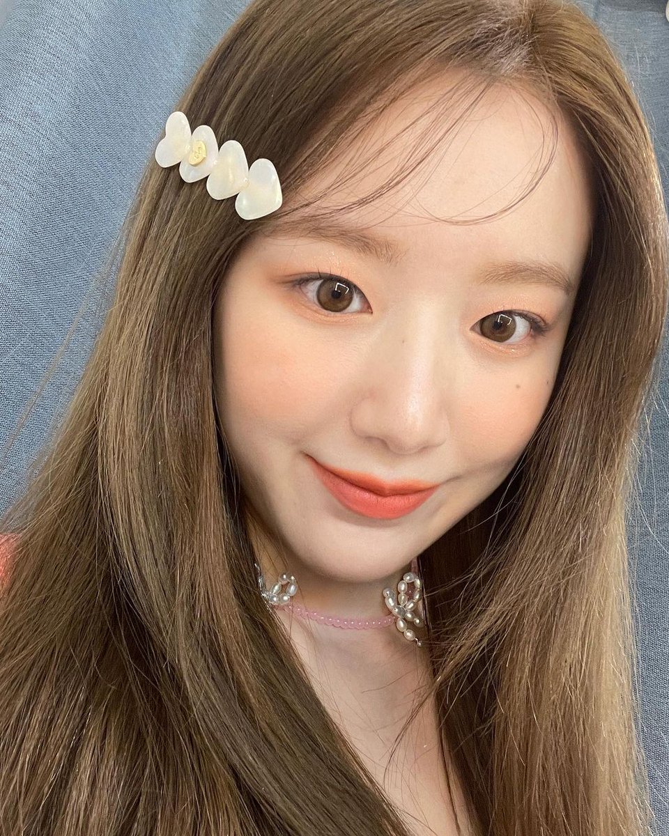 zhwanyi's tweet photo. [#슈화] 너무 좋고 예쁜 컬러그램 🤎 촬영 할때도 너무 잘 챙겨주고 칭찬을 많이 해줘서 ~>< 좋은 기억 남았어요 ^^ 
여러분도 컬러그램 많이 사랑해주세요
💋슈화의 pick💋도 많은 관심을

#G_I_DLE #여자아이들 #슈화 #SHUHUA #舒華 #COLORGRAM https://t.co/Yh4HlGZzb8