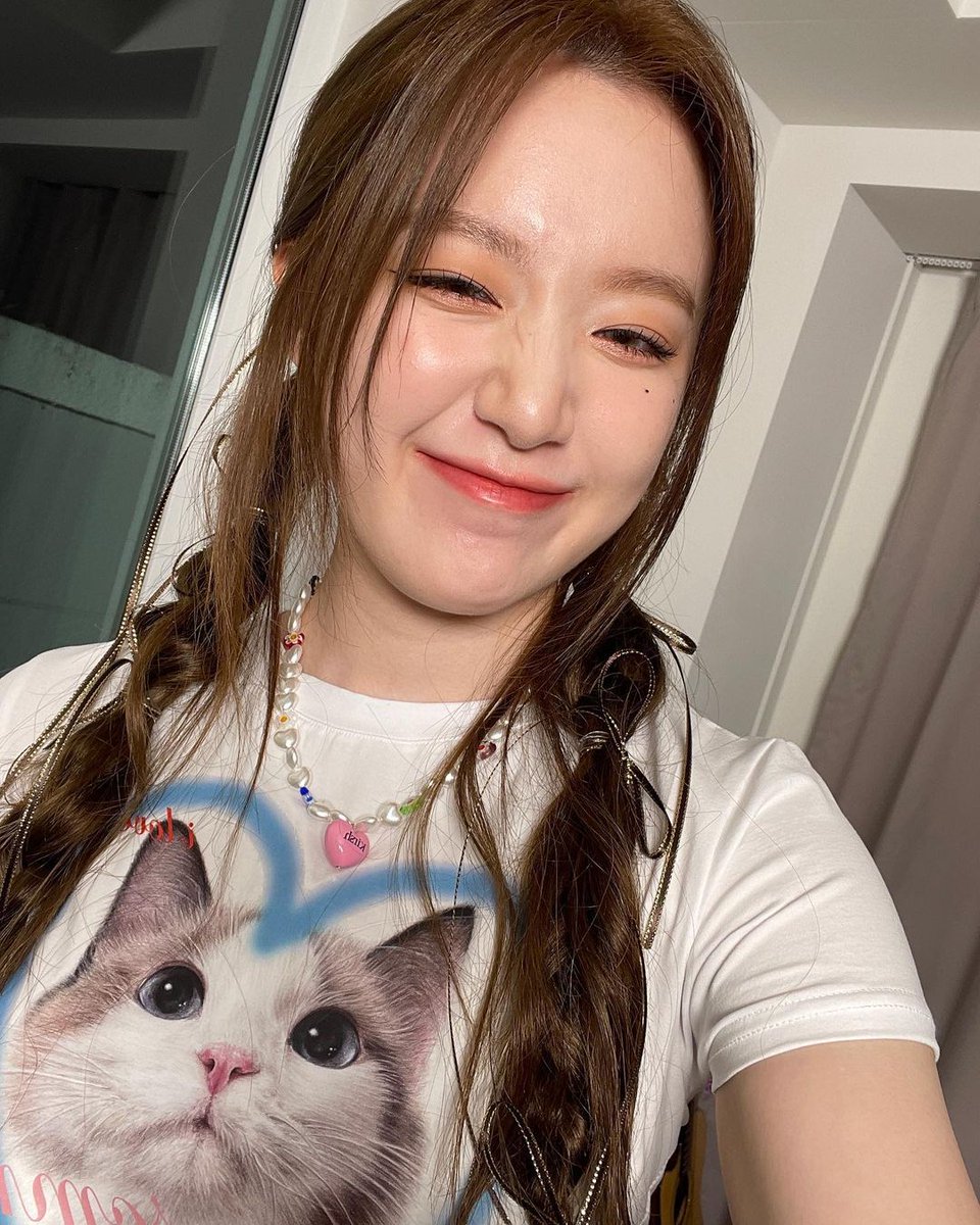 zhwanyi's tweet photo. [#슈화] 너무 좋고 예쁜 컬러그램 🤎 촬영 할때도 너무 잘 챙겨주고 칭찬을 많이 해줘서 ~>< 좋은 기억 남았어요 ^^ 
여러분도 컬러그램 많이 사랑해주세요
💋슈화의 pick💋도 많은 관심을

#G_I_DLE #여자아이들 #슈화 #SHUHUA #舒華 #COLORGRAM https://t.co/Yh4HlGZzb8