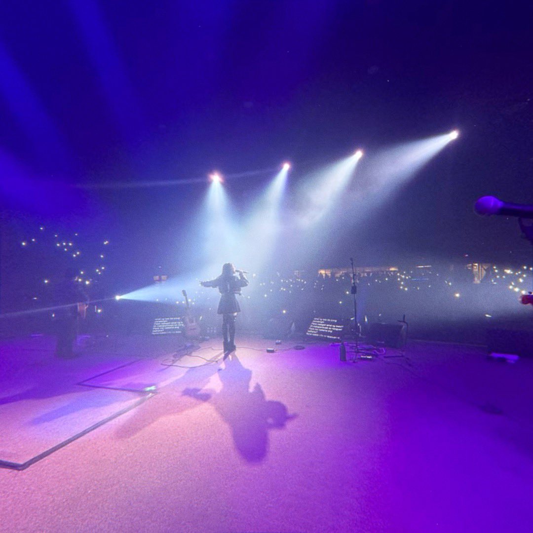 moiradelatorre's tweet photo. two amazing nights w you toronto 😭 thank u thank u thank u again ily 😭😭😭😭 

next stop - winnipeg https://t.co/RdjydgHdXj