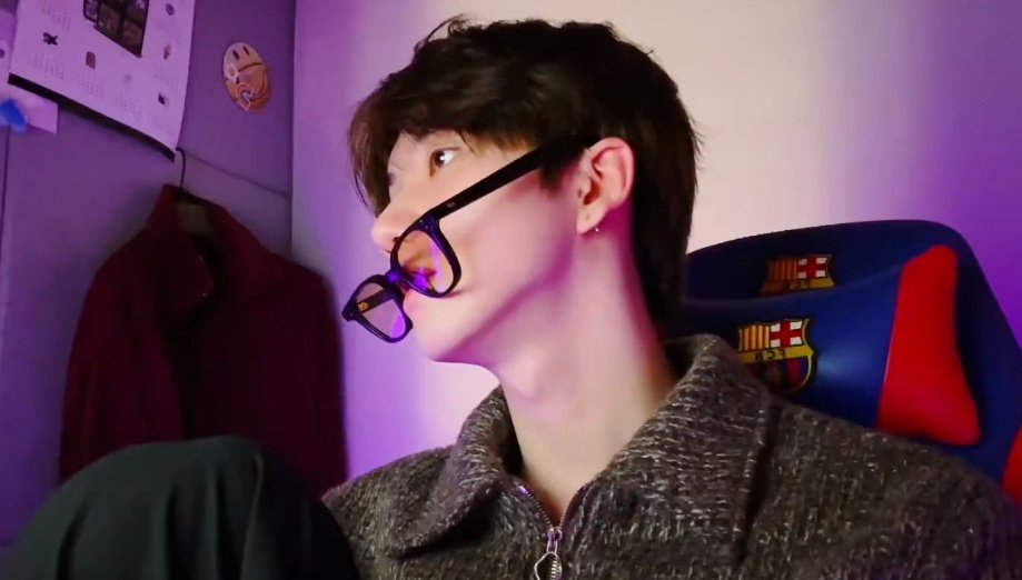 justbpics_'s tweet photo. #DOYUM looks so fine 💜✨ https://t.co/jrOw7N4LBH