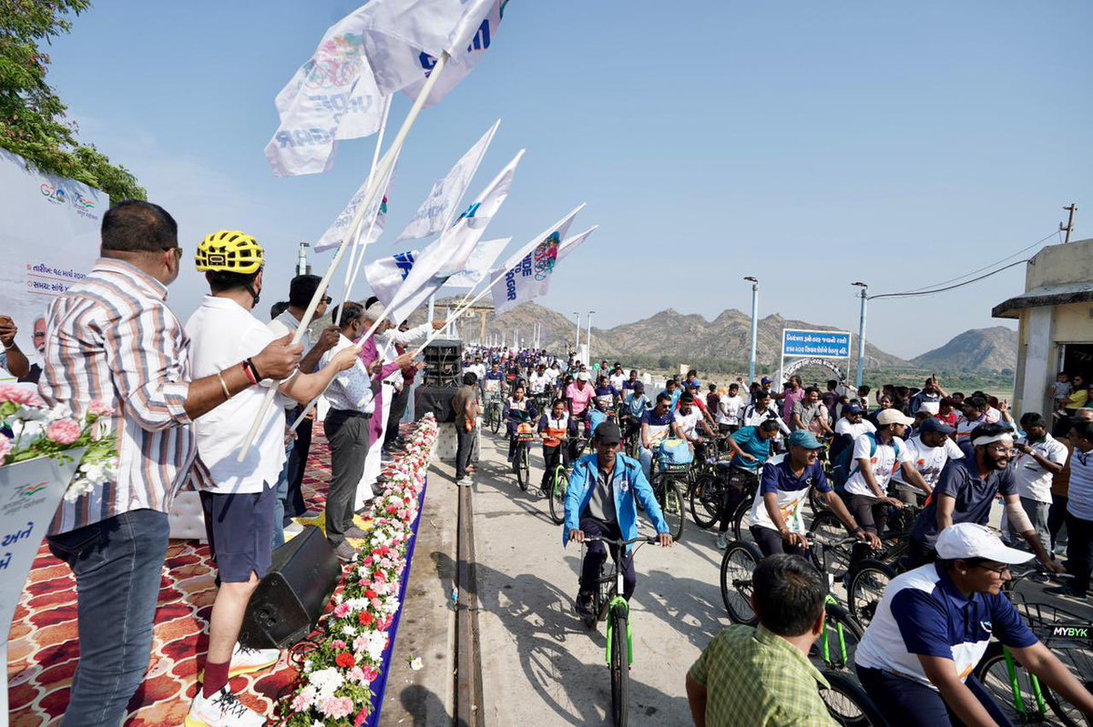 sanghaviharsh's tweet photo. Last Sunday, over 700 cyclists gathered at Dharoi dam to take part in the cyclothon from Dharoi dam to Vadnagar. The event was a huge success, with participants from all over the region coming together to enjoy a scenic ride through nature. https://t.co/6RhZKmSeAR