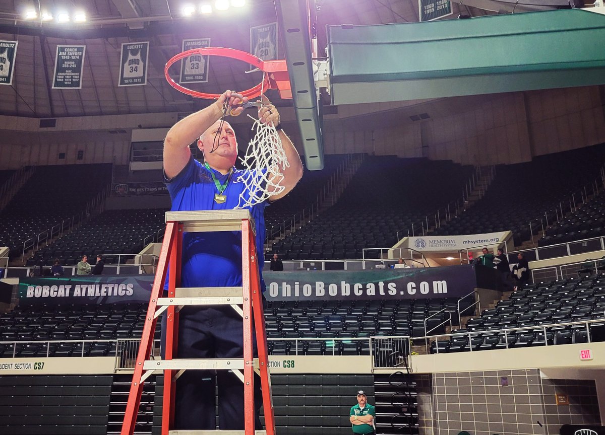 CBUSsportsLocal's tweet photo. Congrats to Bishop Ready's Tony Bisutti for being named Ohio DII BKB Coach of the Year! Well deserved! @ReadyAthletics @UlreySports https://t.co/pcybhqwUt3