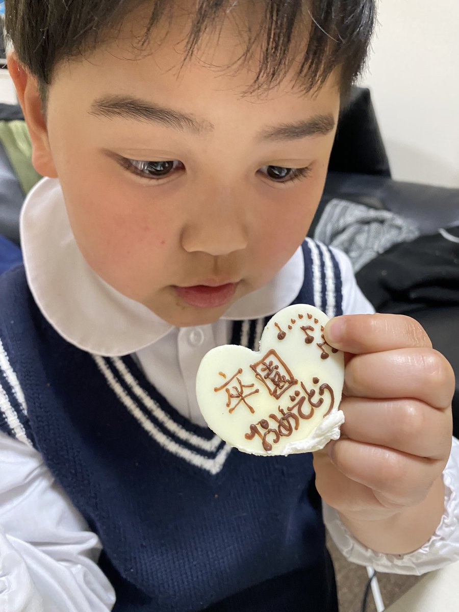 shichaxx's tweet photo. 3/18  彪叶 卒園式🌸

1歳から園生活が始まり
2回も保育園が変わって不安だらけの中
5年間よく頑張りました👏😊

小学校行っても頑張ろうね🥰🥰 https://t.co/TI9UbJW7Da