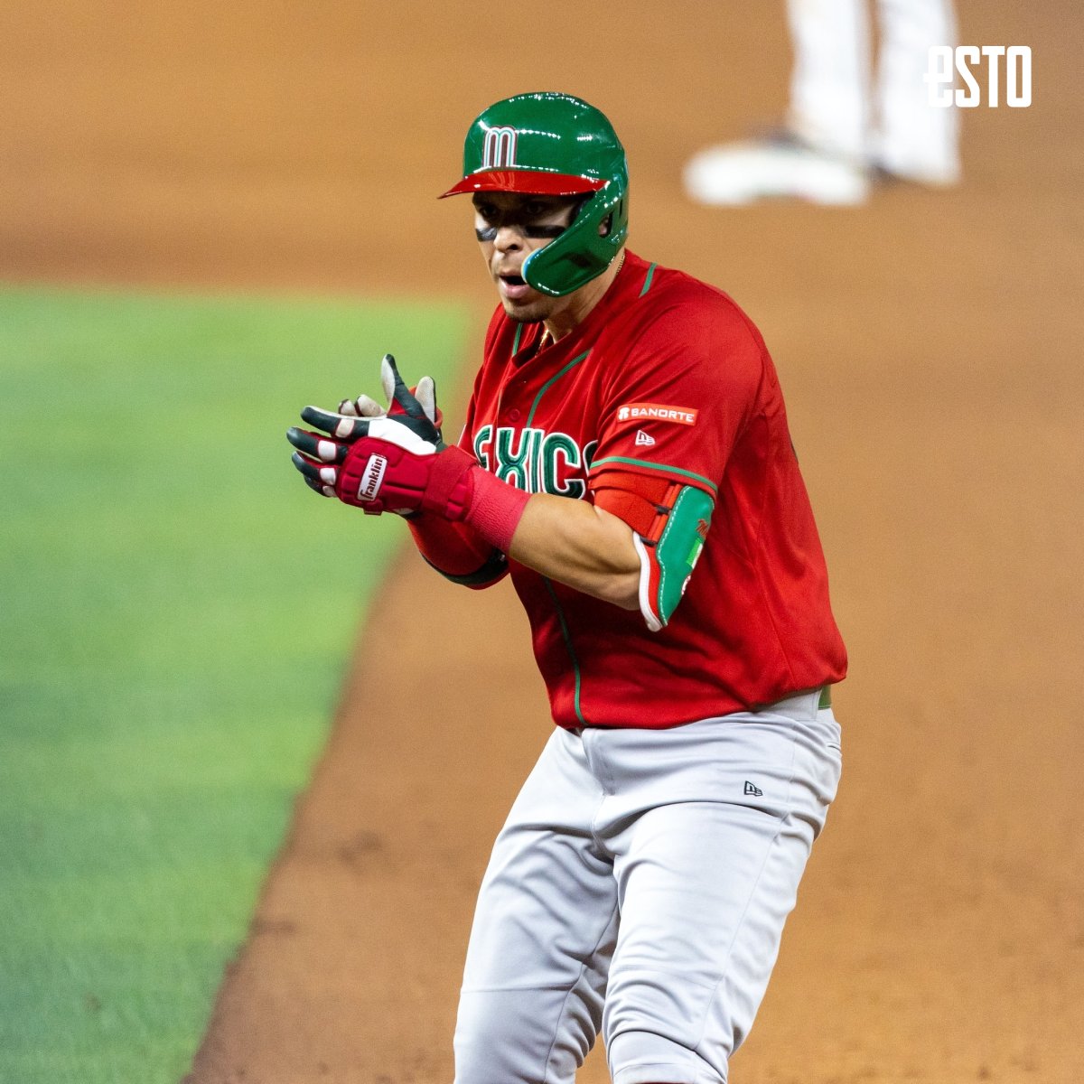 estoenlinea's tweet photo. Sólo pasábamos por aquí a darles gracias por hacernos soñar nuevamente y regalarnos partidos que quedarán siempre en nuestros corazones ❤️🇲🇽

¡Viva México! #WorldBaseballClassic 

👉🏻 https://t.co/I3UgPPlkbn https://t.co/milsd0qFZJ