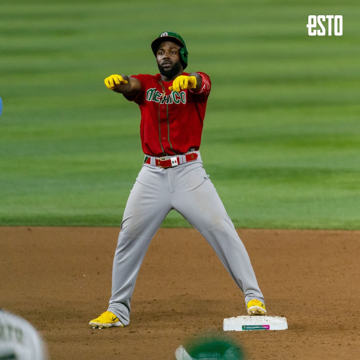 estoenlinea's tweet photo. Sólo pasábamos por aquí a darles gracias por hacernos soñar nuevamente y regalarnos partidos que quedarán siempre en nuestros corazones ❤️🇲🇽

¡Viva México! #WorldBaseballClassic 

👉🏻 https://t.co/I3UgPPlkbn https://t.co/milsd0qFZJ
