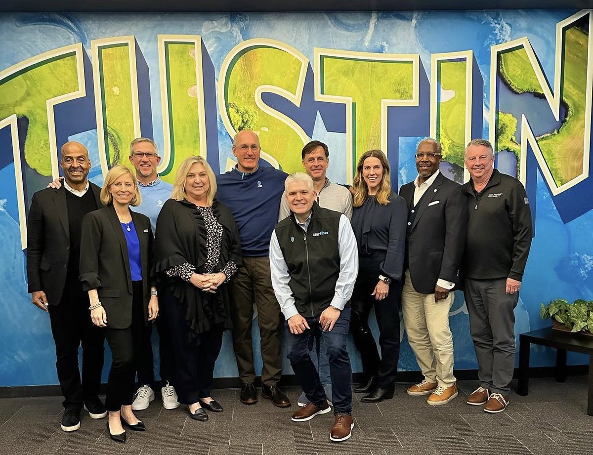LupitaSCornejo's tweet photo. Great day with our @ATT Leadership Team. We connect people to greater possibility. Connectivity is at our core #ATTFiber #5G #Broadband 
#LifeatATT @LifeAtATT @FirstNet 

📸 1: @EdWGillespie  w  @ATTPolicyCA LA Region 
📸 2: CEO &amp; His Leadership Team 📸 3 E&amp;LA LA
📸 4: #FirstNet https://t.co/HFonFDpoCZ