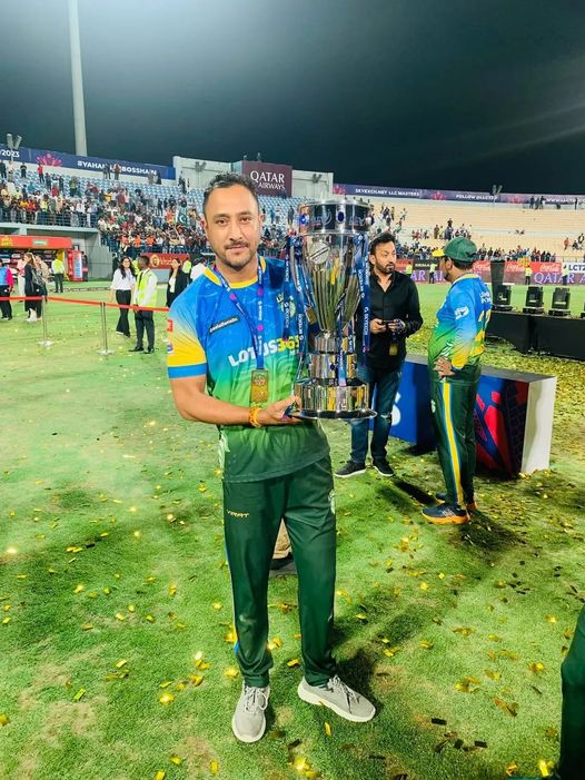 Paras khadka with legend League  cricket trophy.
#paraskhadka
#LegendsLeagueCricket #SkyexchnetLLCMasters #LLCT20 #YahanSabBossHain