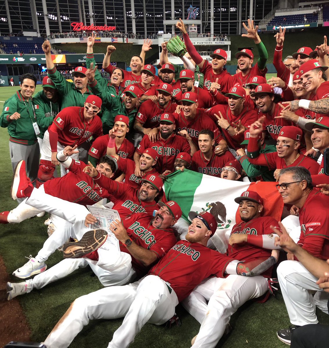 NewEraMx's tweet photo. Hicimos historia JUNTOS.
Gracias por tantas alegrías @MexicoBeis.🫶🏻

¡NOS LLENAN DE ORGULLO! 🇲🇽🇲🇽🇲🇽

#WorldBaseballClassic #MexicoDeMiSangre https://t.co/QSQznQVvLp