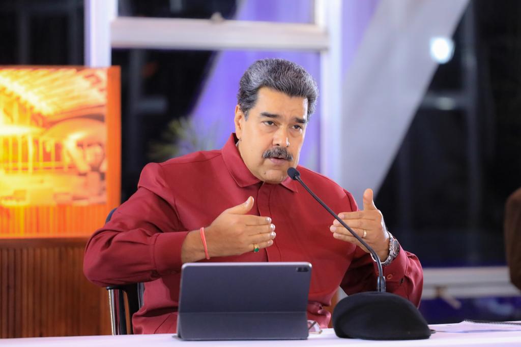 NicolasMaduro's tweet photo. Extraordinaria reunión del Buró Político Ampliado de la Revolución Bolivariana, en la que revisamos los diversos temas de las tareas que están en desarrollo, de la actualidad, de la batalla permanente por el bienestar del pueblo. ¡De frente en la lucha contra la Corrupción! https://t.co/j0qvWPXNpj