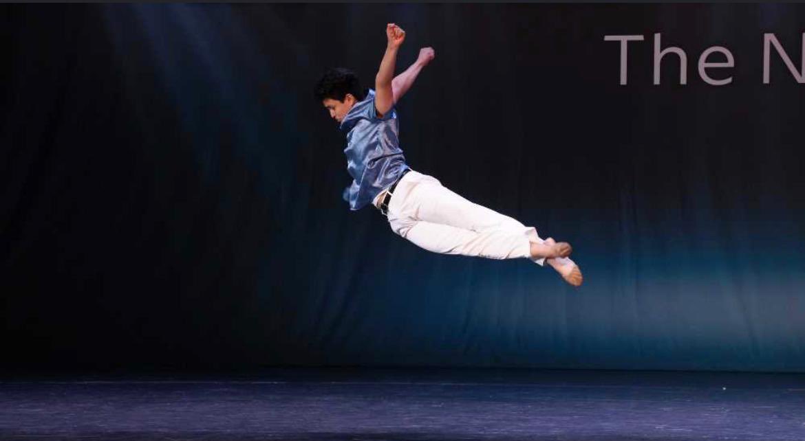 Ehernandezactor's tweet photo. Soaring through the sky!!!!              #dancer #contemporary #Jazz #hiphop https://t.co/gdcqNW7qiY