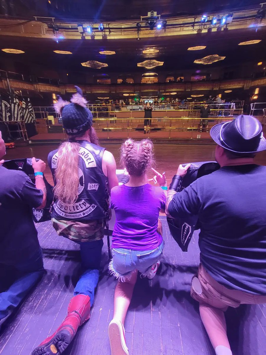 dbwaycool's tweet photo. @ZakkWyldeBLS is there a way to send a picture into Zakk to have it signed? It's one of my all time favorites with my daughter. https://t.co/0xHRCcx9F2