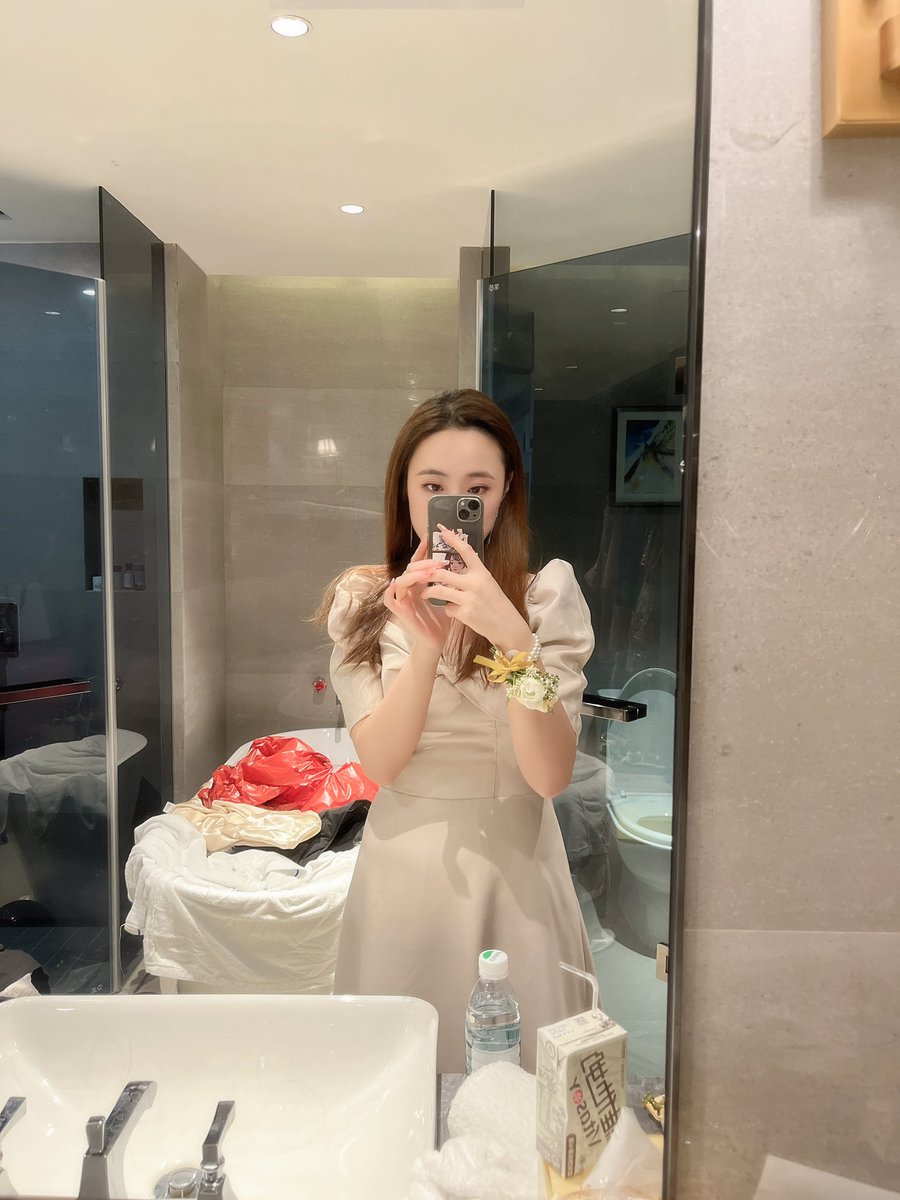 Gen80751598's tweet photo. 新郎是我小学和高中同桌
新娘是我高中闺蜜
他俩感情稳定十年长跑到现在终于结婚
我以为他俩应该是老夫老妻状态了
结果新娘一入场新郎眼泪唰地就下来了
新娘一看他哭了眼泪也绷不住了
另一个伴娘看他俩哭成那样直接跟着泪崩
于是我作为唯一一个哭不出来的人在台上一整个堂惶🫠 https://t.co/wi4SK1OA6k
