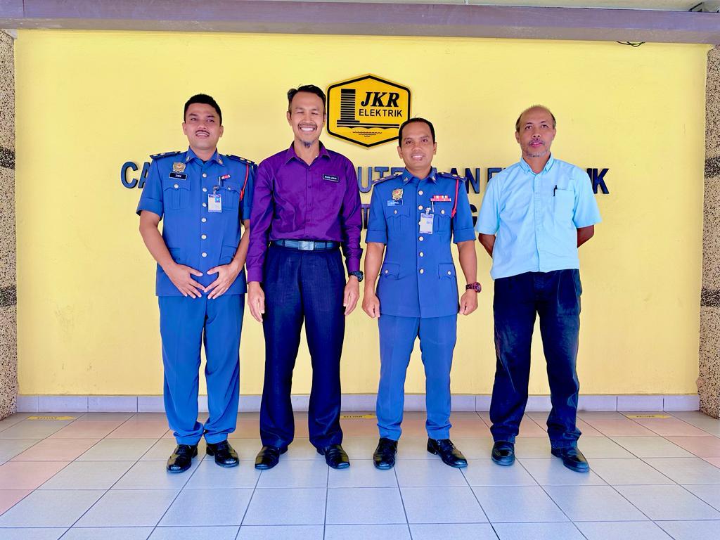 JKR CKE TRG (@jkr_cketrg) on Twitter photo Pemeriksaan Keselamatan Bangunan di Premis JKR ELEKTRIK TERENGGANU oleh Pihak Jabatan Bomba & Penyelamat Malaysia Terengganu.
19/3/2023
#CKEBerprestasiTinggi <a href="/HasliJKR/">Hasli Ibrahim (Ir. Dr.)</a> <a href="/rozniazwar/">Ir. ROZNI</a> <a href="/hanizanshaffii/">hanizan</a> <a href="/husinmjkre/">Husin Mustafa</a> <a href="/noorashikinmt/">noorashikin tamimi</a> <a href="/JKRTerengganu/">JKR Terengganu</a> Pemeriksaan Keselamatan Bangunan di Premis JKR ELEKTRIK TERENGGANU oleh Pihak Jabatan Bomba & Penyelamat Malaysia Terengganu.
19/3/2023
#CKEBerprestasiTinggi <a href="/HasliJKR/">Hasli Ibrahim (Ir. Dr.)</a> <a href="/rozniazwar/">Ir. ROZNI</a> <a href="/hanizanshaffii/">hanizan</a> <a href="/husinmjkre/">Husin Mustafa</a> <a href="/noorashikinmt/">noorashikin tamimi</a> <a href="/JKRTerengganu/">JKR Terengganu</a>