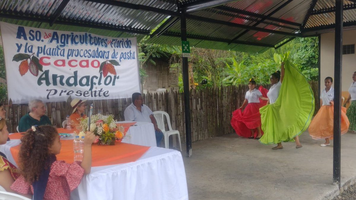 #Manabí Fortalecemos la economía solidaria en #Junin. El emprendimiento Andaflor junto a la comitiva de <a href="/ManosUnidasONGD/">Manos Unidas ONGD</a> y @Maquita_Cjusto, inaugura el área de secado y fermentación para mejorar el proceso postcosecha de cacao. <a href="/aecidecuador/">AECID en Ecuador</a>  <a href="/ManosUnidasONGD/">Manos Unidas ONGD</a> @Maquita_Cjusto
