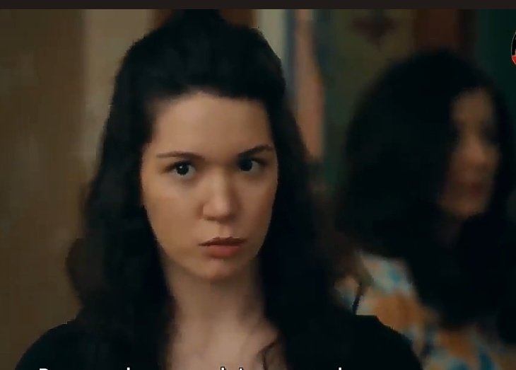 Ayşe, prepara una cama para tío Selami

De acuerdo mamá

Yo la ayudaré

No es necesario
¿No se despertó Karaca, despues de tantos gritos?
Mírala, deja que te ayude

Ok mamá, ya veré

Bueno deja que la vea, ayudaré de alguna manera

Está bien, bueno

DAMALI PAGO DE SANGRE #Cukur