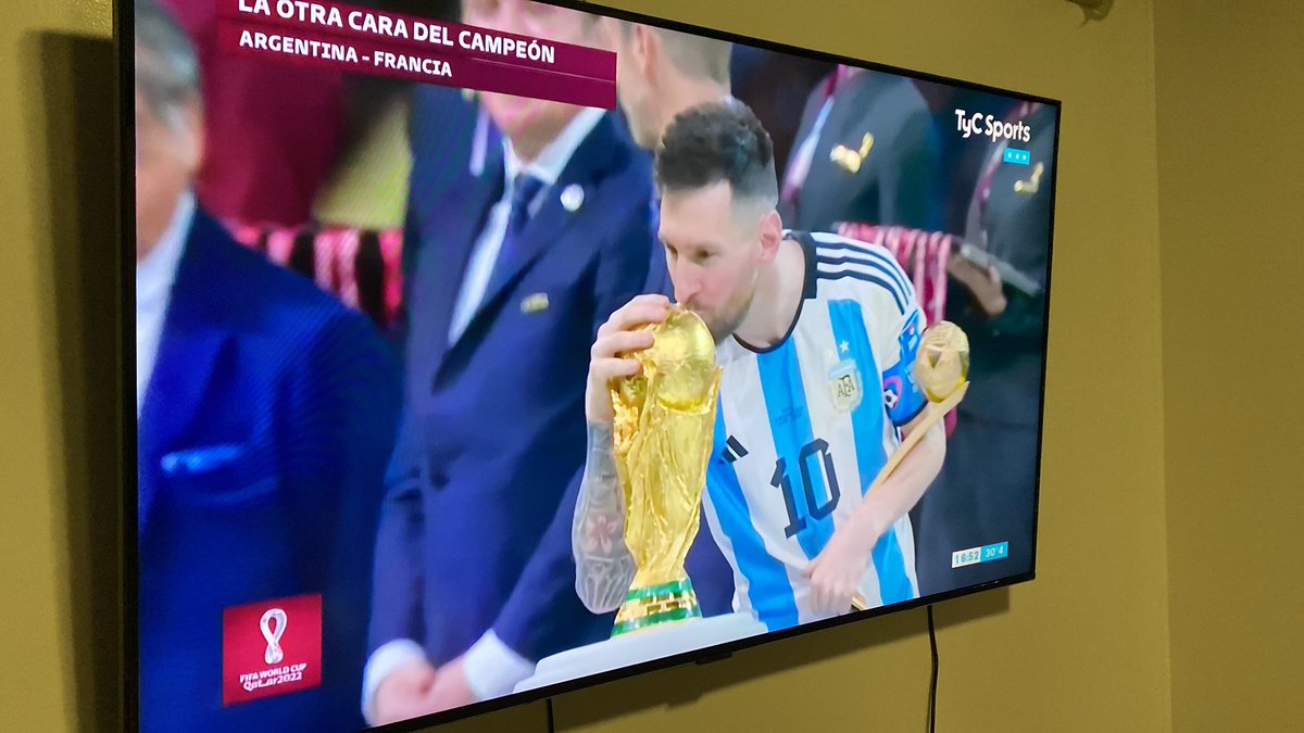 Aguschulz's tweet photo. Acabo de volver a ver el Mundial que ganamos 😍 Imposible olvidarlo!
 
#ArgentinaCampeondelMundo 
#Messi
#Scaloneta https://t.co/UXJ8T5IkKZ
