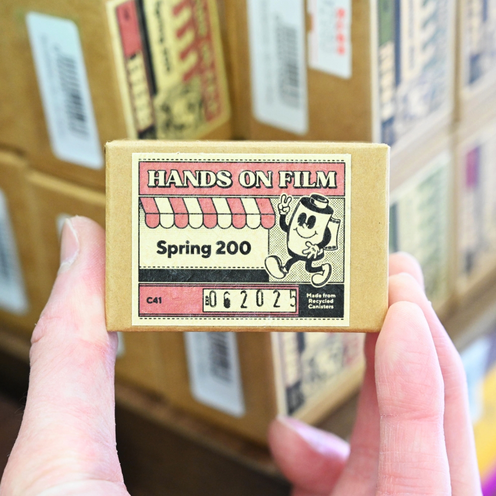 champcamera's tweet image. 新着フィルム入荷 by #港北ニュータウン 店
シンガポール発、HANDS ON FILMの新たなラインナップ『Spring 200 (36exp.)』が港北NT点に到着しました！春の日差しにぴったりの季節感溢れる1本、ぜひお試しくださいませ。
#HANDSONFILM #Spring200 #フィルム写真 #ネガフィルム
champcamera.co.jp/topics/?id=kh_…