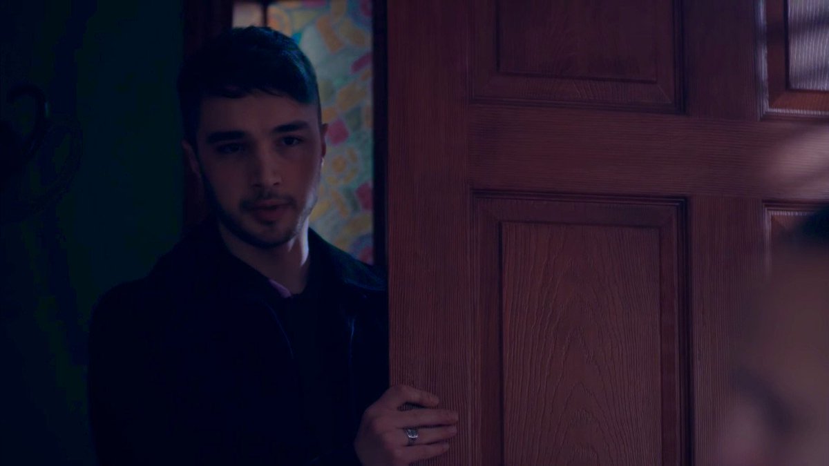 Papá. 

No todos están en la sala. 
Cuando no te vi,decidí ver si estabas aquí. 
¿Puedo pasar?

La cuñada Damla....
¿Estaba embarazada? 

Cuando la policía se fue...
..el tio...
Grito. ¿Que quieren con mi hijo?
Estaba confundido. 

Papá. 
No lo diré.
DAMALI PAGO DE SANGRE #Cukur