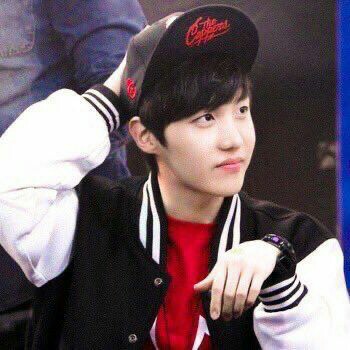 mnifairy's tweet photo. "A rua é o palco onde ele começou com a dança de rua, a fase de transição entre o trabalho que ele fez até 2023 como parte do BTS e como artista solo e sua entrada no exército, um entendimento mútuo entre ele e os fãs ARMY , e sua jornada de vida contínua como artista." https://t.co/P5qBIHAC4C